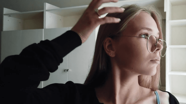 Cô nữ sinh kính cận quyến rũ - iditeytn.sbs