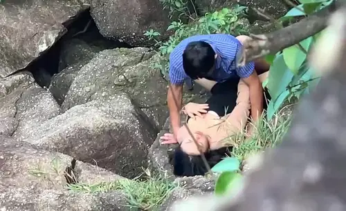 Đi du lịch với công ty mà em đồng nghiệp lén lút chịch bên bờ suối - iditeytn.sbs